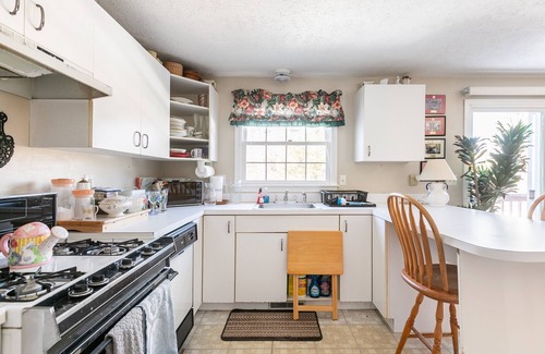 Nashua House | 1-Bedroom and 1.5 Bath Townhouse Condo Centrally-Located Near Fidelity and BAE