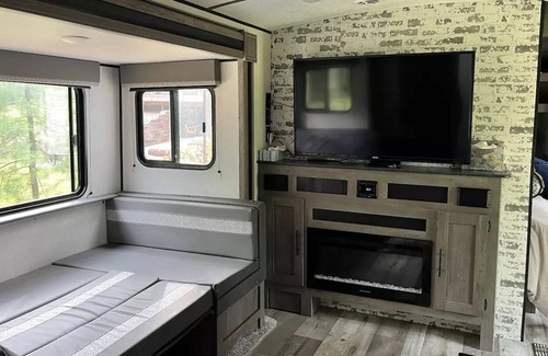 Johnstown House | 1 bedroom camper 1 mile from intel build site
