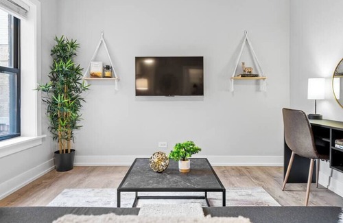 Boystown Apartment | 1-bedroom Chic Apartment w/Laundry