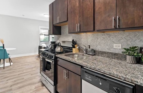 Boystown Apartment | 1-bedroom Chic Apartment w/Laundry