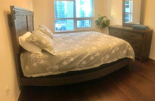 Toronto Entertainment District Apartment | 1 bedroom condo beside CN Tower & Rogers Centre