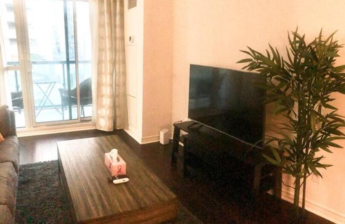 Toronto Entertainment District Apartment | 1 bedroom condo beside CN Tower & Rogers Centre