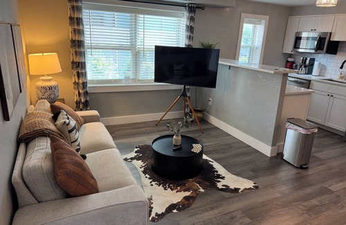 Country Club Plaza Area Apartment | 1 Bedroom Condo on the Plaza 41