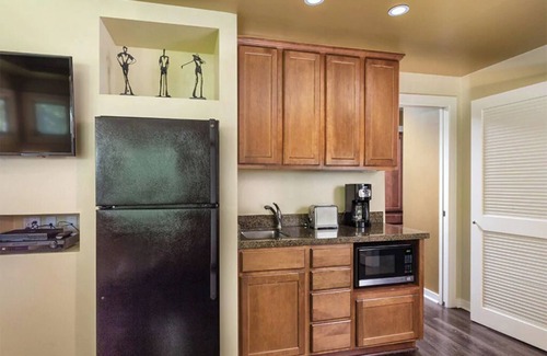Paradise Valley Village Condo | 1 Bedroom Condo, Sleeps 4, Kitchenette, on Golf Course, Orange Tree Resort!