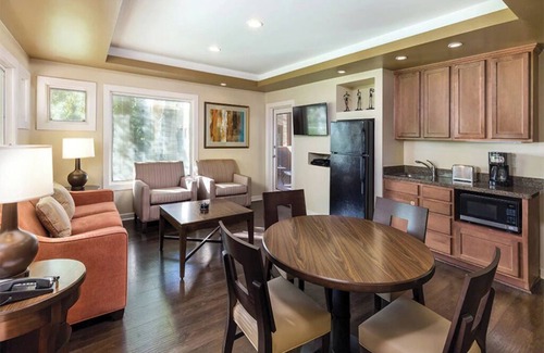 Paradise Valley Village Condo | 1 Bedroom Condo, Sleeps 4, Kitchenette, on Golf Course, Orange Tree Resort!