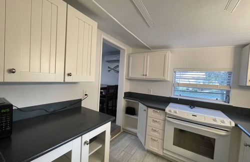 Bayport House | 1 bedroom cottage 5 mins to Pine Island Park, 10 minutes to WEEKI WACHEE SPRINGS