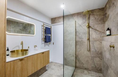 Burleigh Heads Apartment | 1 Bedroom Gem with Aircon Stroll to Beach