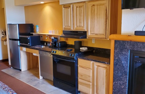 Wisconsin Dells Resort | 1-bedroom guestroom in a resort - short walk to Chula Vista Waterparks