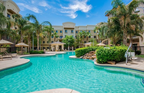 Glendale Sports and Entertainment District Condo | 1 Bedroom | Heated Outdoor Pool + Free Breakfast