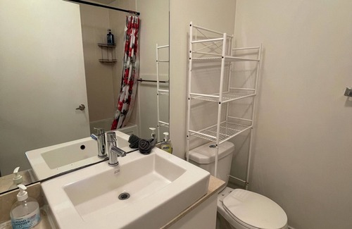 Toronto Entertainment District Condo | 1 Bedroom High Rise Apartment In The Heart Of Downtown Toronto