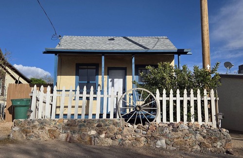 Tombstone House | 1-bedroom house with WiFi/AC, walk to Allen Street in the Historic District