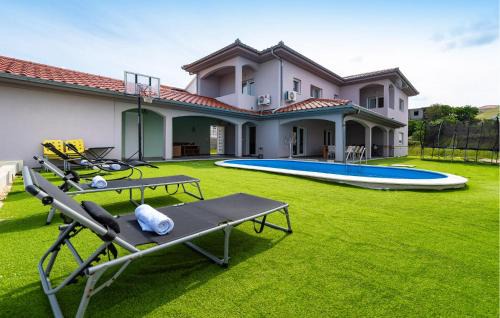 Rtina Apartment | 1 Bedroom Lovely Apartment In Rtina
