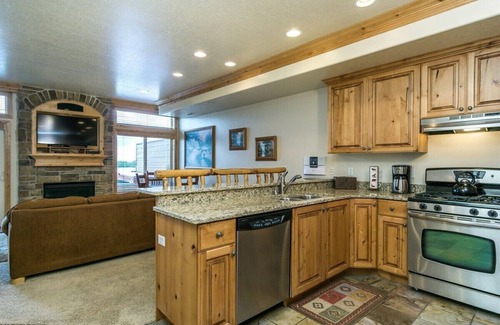 Ogden Condo | 1 Bedroom Luxury Condo in Huntsville, Utah - Snowbasin Lodging LS63A