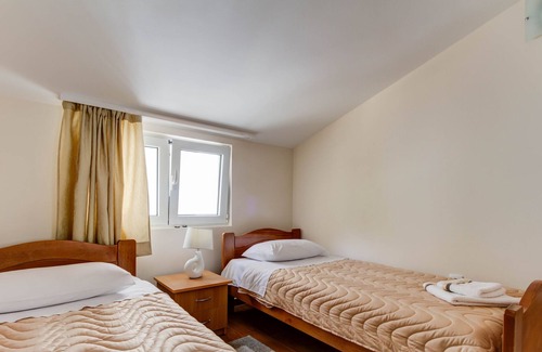 Skaljari Apartment | 1 Bedroom Peacefull apartment few minutes of walk from the Sea and City Center