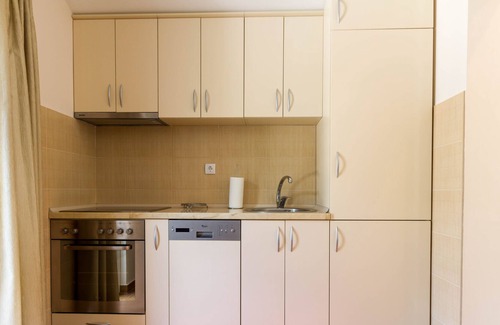 Skaljari Apartment | 1 Bedroom Peacefull apartment few minutes of walk from the Sea and City Center