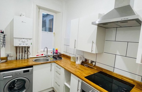 Kelty Apartment | 1 Bedroom Pet Friendly Apt Wd Free Wifi, Parking, Netflix & Pool Table. Sleeps 3