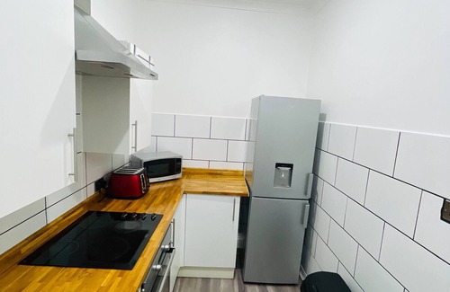 Kelty Apartment | 1 Bedroom Pet Friendly Apt Wd Free Wifi, Parking, Netflix & Pool Table. Sleeps 3