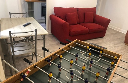 Kelty Apartment | 1 Bedroom Pet Friendly Apt Wd Free Wifi, Parking, Netflix & Pool Table. Sleeps 3