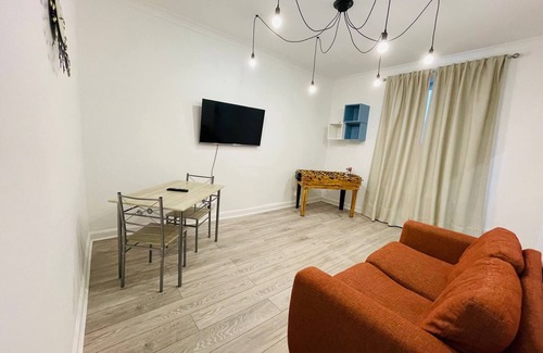 Kelty Apartment | 1 Bedroom Pet Friendly Apt Wd Free Wifi, Parking, Netflix & Pool Table. Sleeps 3