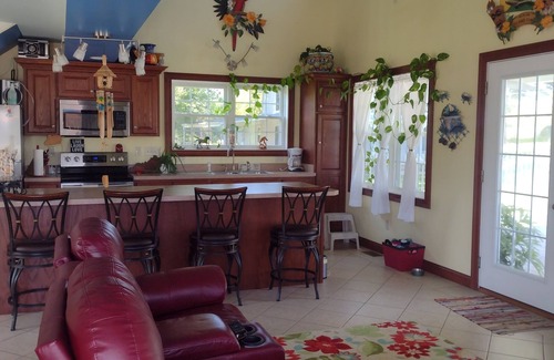 Nazareth Cottage | 1-bedroom poolhouse w/private heated pool, within 10 miles to 11 distilleries.