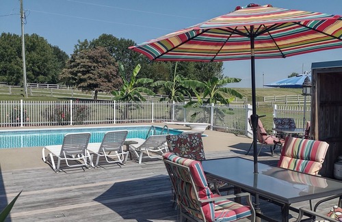 Nazareth Cottage | 1-bedroom poolhouse w/private heated pool, within 10 miles to 11 distilleries.