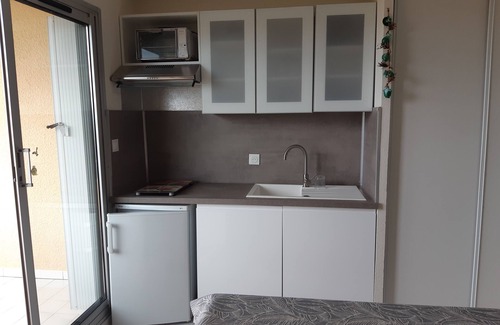 Saint-Pierre-la-Mer Apartment | 1-bedroom studio with sea view. Ideal for 2 adults and 1 child.