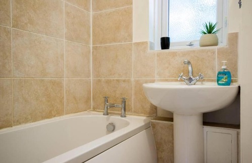 Newbury Apartment | 1 bedroom, self check-in, central and quiet apartment up to 3 in Newbury