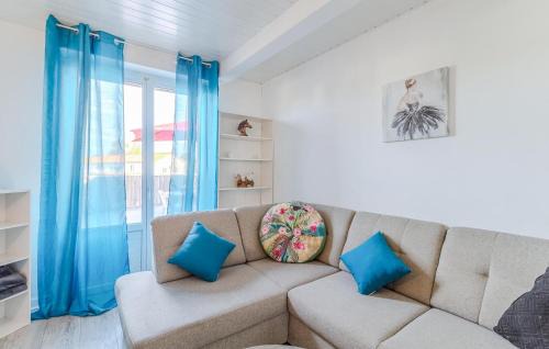 Medis Apartment | 1 Bedroom Stunning Apartment In Médis