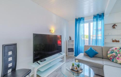 Medis Apartment | 1 Bedroom Stunning Apartment In Médis