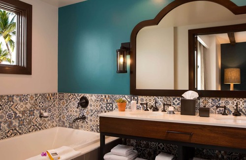 La Playa Hotel | 1-Bedroom Suite at a 4⭐️ Hotel
