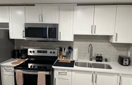 Southwest Edmonton House | 1 BEDROOM SUITE WITH PRIVATE ENTRANCE
