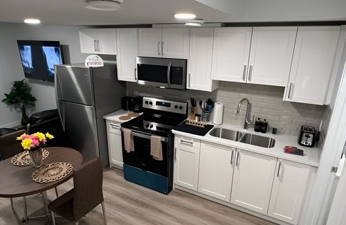 Southwest Edmonton House | 1 BEDROOM SUITE WITH PRIVATE ENTRANCE