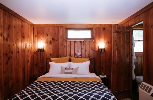 Mount Tremper Hotel | 1 Bedroom Suite with a Living Room
