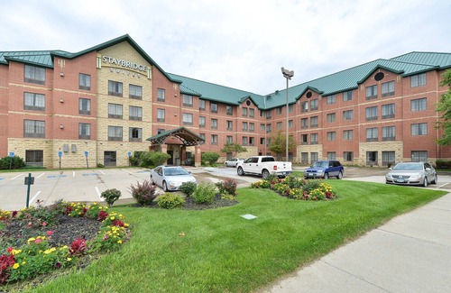 West Des Moines Condo | 1-Bedroom | Top Location | Pool, Hot Tub Access