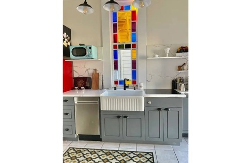 Jingletown Apartment | 1-bedroom Victorian flat just 10 minutes drive to San Francisco Bay. Parking.