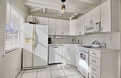 St. Pete Beach Condo | 1 bedroom w king bed. Overlooks Pool from balcony