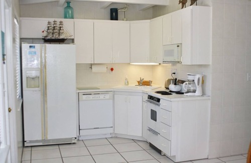 St. Pete Beach Condo | 1 bedroom w king bed. Overlooks Pool from balcony