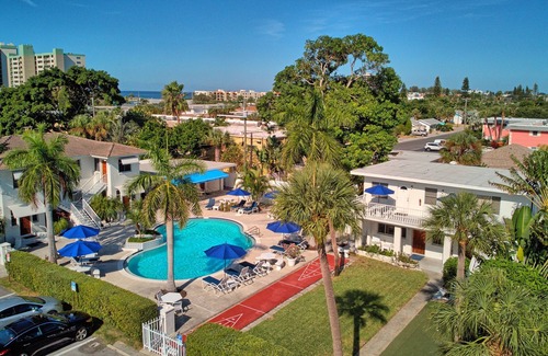 St. Pete Beach Condo | 1 bedroom w king bed. Overlooks Pool from balcony