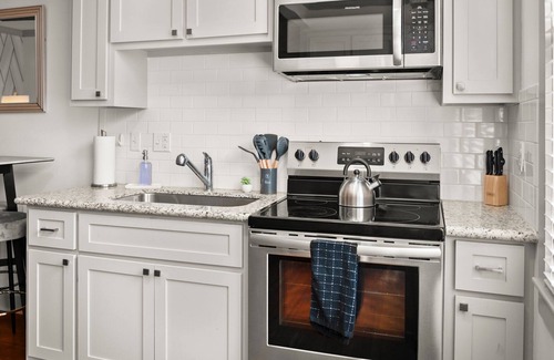 Highlands - Perkins Apartment | 1 Blck from LSU N Gates| 1BR,1BA| Bowlers Special!