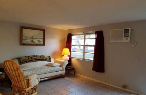 New Port Richey Apartment | 1 blk to Downtown NPR. Quiet back St. Free Parking