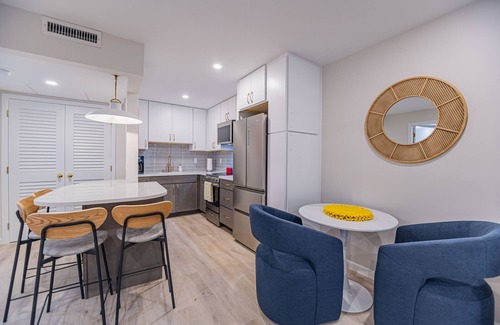 Old Naples Condo | 1 Block to Beach, heart of Old Naples, renovated fall ’23, Perfect Location