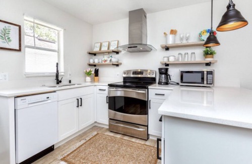 New Port Richey House | 1 block to dwnt/7min beach/king bed/Free parking