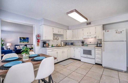 Ilexhurst Condo | 1 Block WALK on QUIET street to beach/food/fun