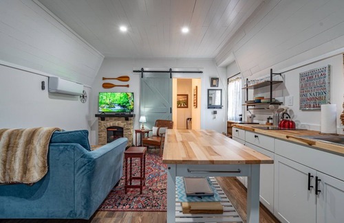 West Jefferson Cottage | 1 BR/1 BA - Walk to the park, restaurants, breweries & shops in town!