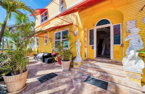 South Lake Apartment | 1 BR Beach Suites Steps from the Sand & Prime Location with Chairs/Bikes/Hot tub