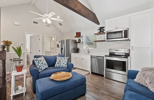 Bouldin Condo | 1 BR condo in HEART of SOCO! 1 block to action!