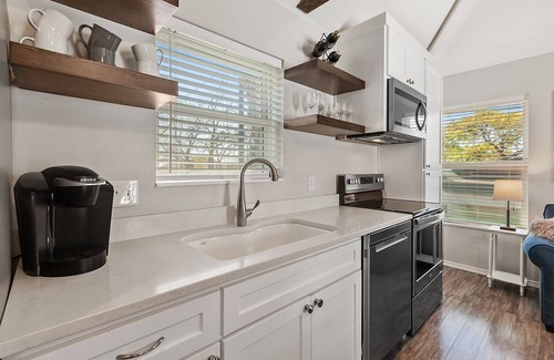 Bouldin Condo | 1 BR condo in HEART of SOCO! 1 block to action!