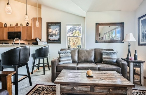 Frisco House | 1 BR Condo with vaulted ceilings walk to Frisco Main St