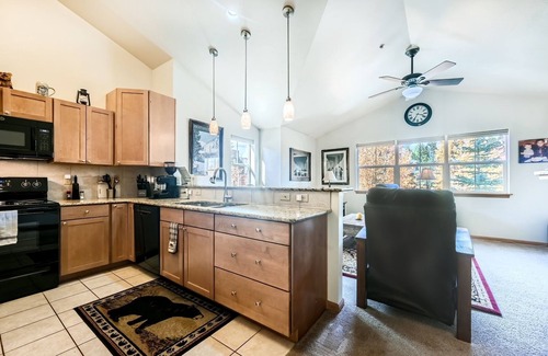 Frisco House | 1 BR Condo with vaulted ceilings walk to Frisco Main St