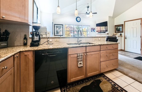 Frisco House | 1 BR Condo with vaulted ceilings walk to Frisco Main St
